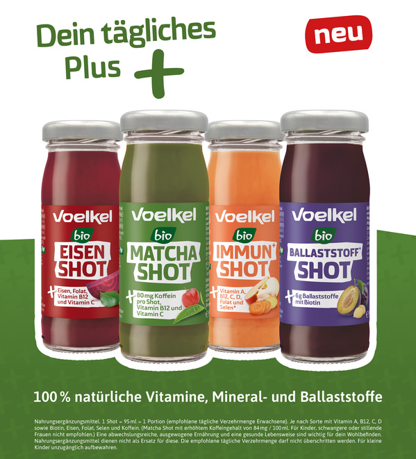 KI generiert: Vier Voelkel Bio Shots: Eisen, Matcha, Immun, Ballaststoff. Text: "Dein tägliches Plus", "neu", "100 % natürliche Vitamine, Mineral- und Ballaststoffe".