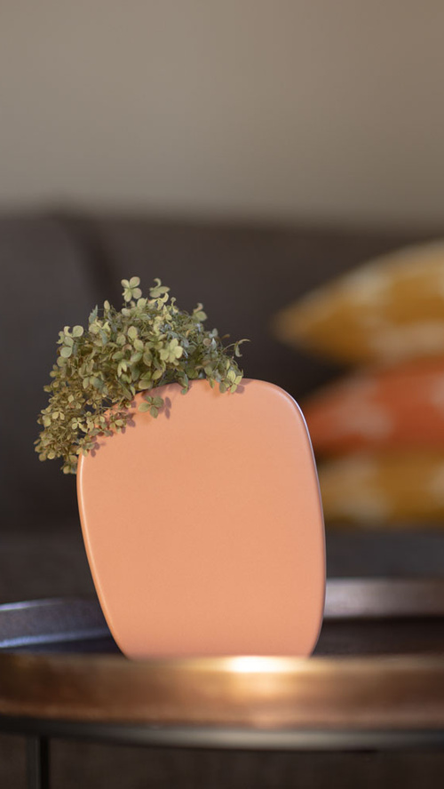 Vase mit kleinem buschigen Blumenstrauss