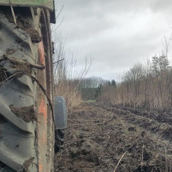 Ackerbild mit Perspektive Treckerreifen