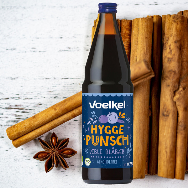 Voelkel Punsch Apfel Blaubeere mit Hintergrund Zimtstangen
