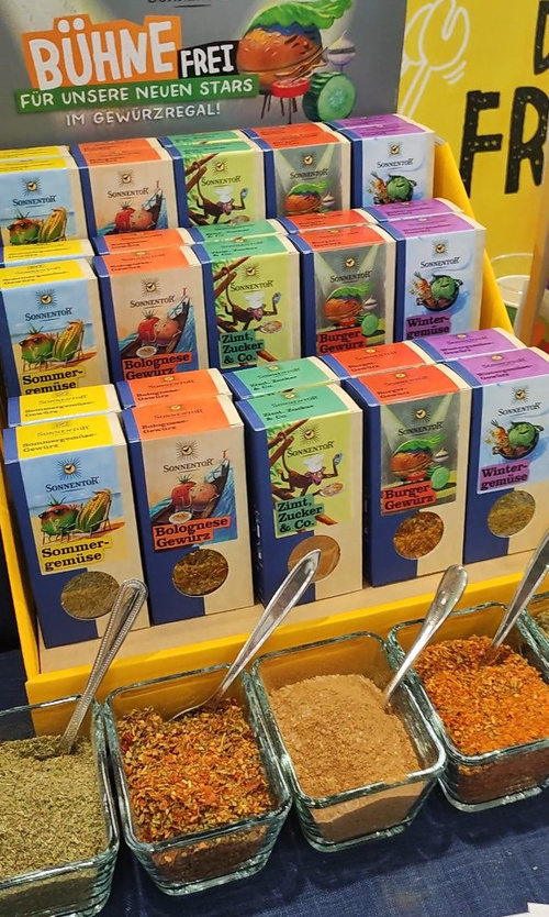 Sonnentorgewürze im Display können auch aus den offenen Schälchen davor probiert werden