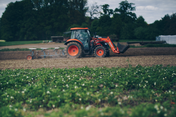 Ackerbild mit Traktor