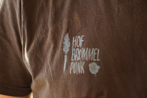 KI generiert: Ein T-Shirt mit dem Aufdruck "HOF BRUMMEL PUNK".