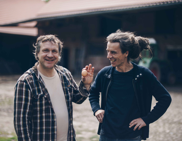 Jens vom Biolandhof Wiersdorf präsentiert eines seiner Hühnereier