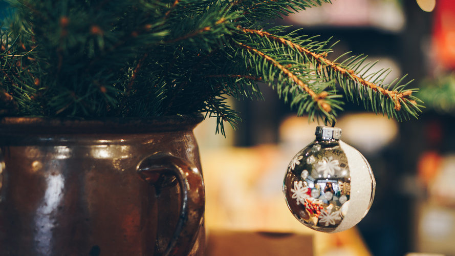Weihnachtskugel am Tannenzweig mit Keramiktopf