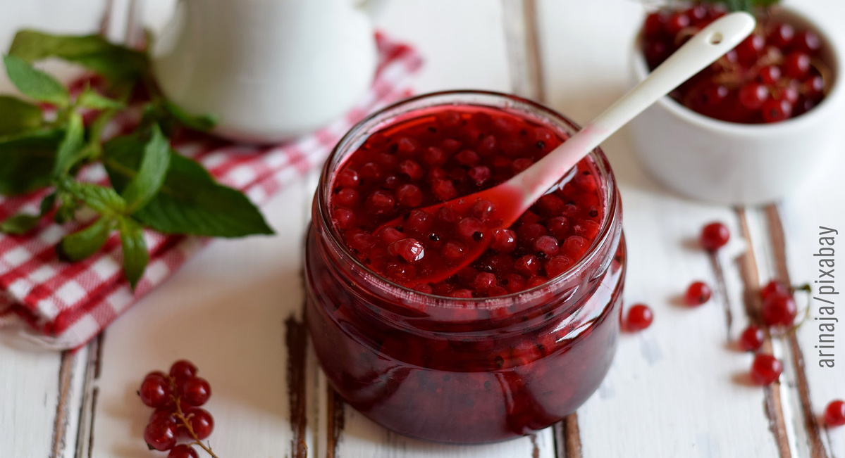 Geöffnetes Glas mit Johannisbeermarmelade