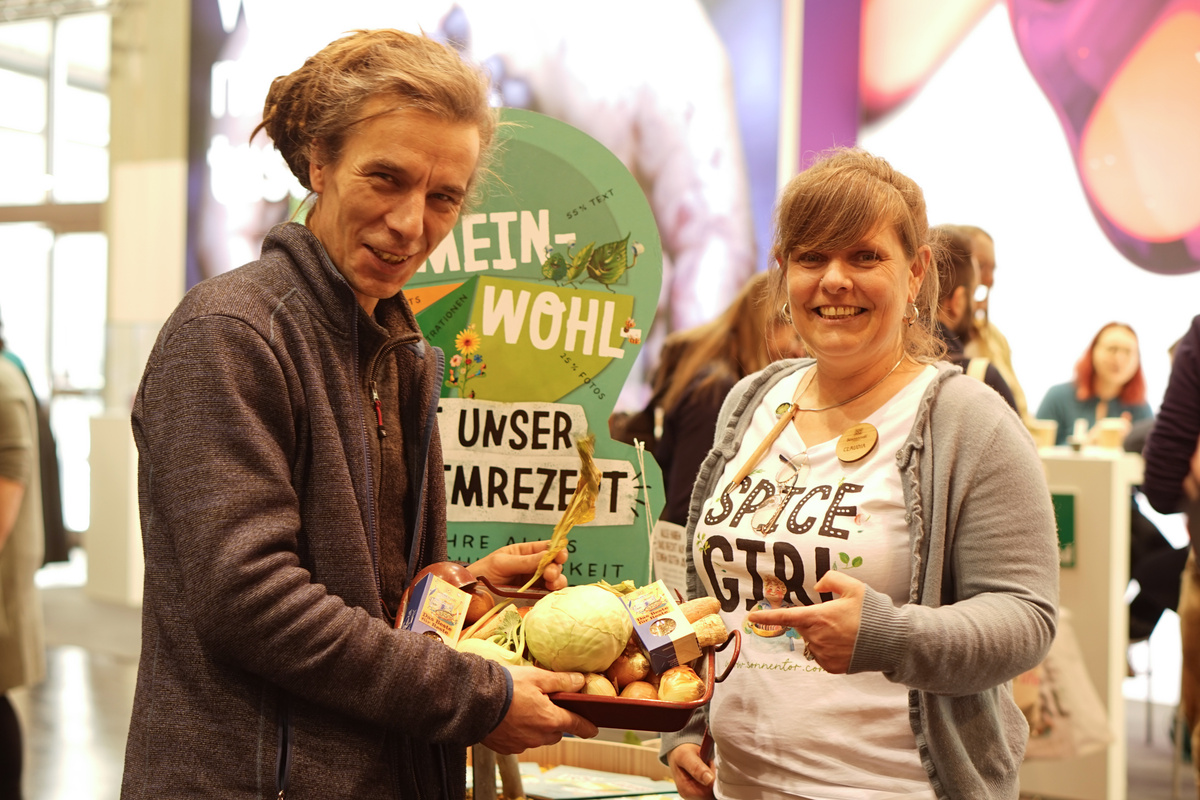 Felix besucht Claudia von Sonnentor am BIOFACH-Stand