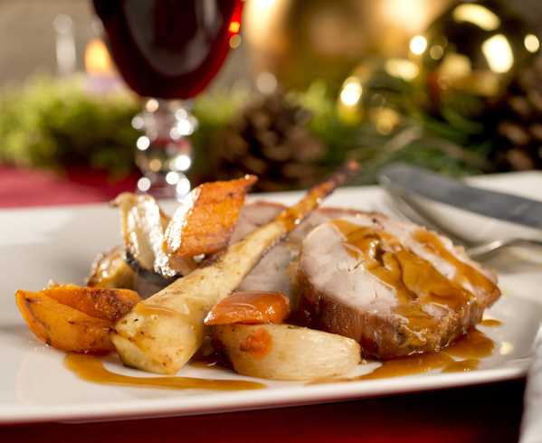 Das Bild zeigt eine Nahaufnahme eines Rotkohlkopfs mit detailreichen, übereinanderliegenden Blättern. Der Hauptinhalt ist die Struktur und Farbe der Kohlblätter.