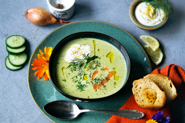Gurkensuppe mit Räucherlachs und Topping auf Keramikteller