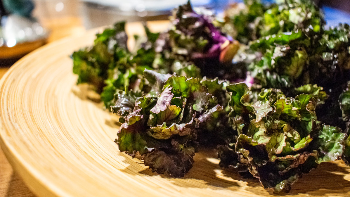 Flower Sprouts auf einem Holzteller angerichtet