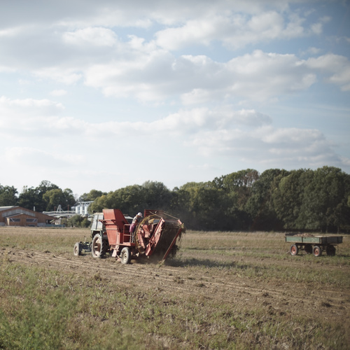 Landwirtschaftsgerät und Anhänger auf Acker