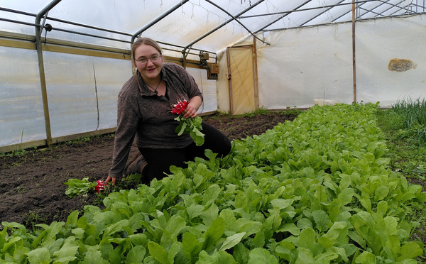 Natalie vom Wendengarten hat die ersten Radieschen geerntet