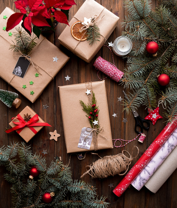 Geschenke in Packpapier mit natürlicher Dekoration