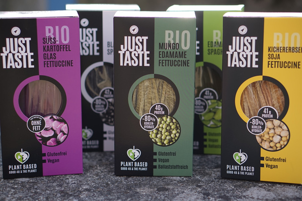 KI generiert: Pflanzenbasierte Nudelsorten von "Just Taste" in verschiedenen Geschmacksrichtungen.