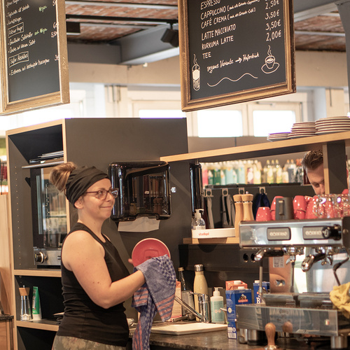 Grünlandfest Backgroundarbeit Abwaschen am Tresen im laden