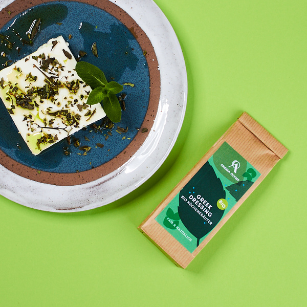 Greek Dressing mit mariniertem Feta auf Keramikteller