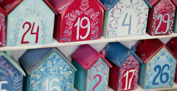 KI generiert: Das Bild zeigt dekorative kleine Häuser, die mit Zahlen von 1 bis 31 versehen sind, wie bei einem Adventskalender oder als Teil einer Zähl- oder Dekorationsserie. Sie sind in verschiedenen Farben und mit Mustern verziert.