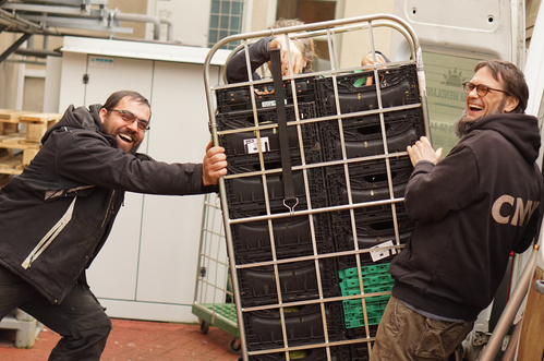 Aram und Dirk beim Ware ausladen