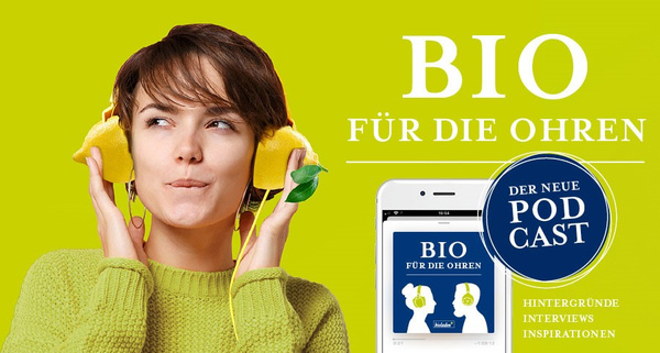 KI generiert: Ein lachender Mensch mit Zitronen an den Ohren, daneben ein Podcast-Werbungstext. "BIO FÜR DIE OHREN."