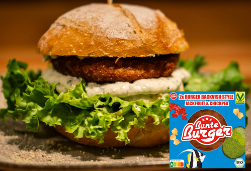 KI generiert: Ein Burger mit Salat und Soße, daneben die Verpackung: "2x Burger Backvish Style Jackfruit & Chickpea".