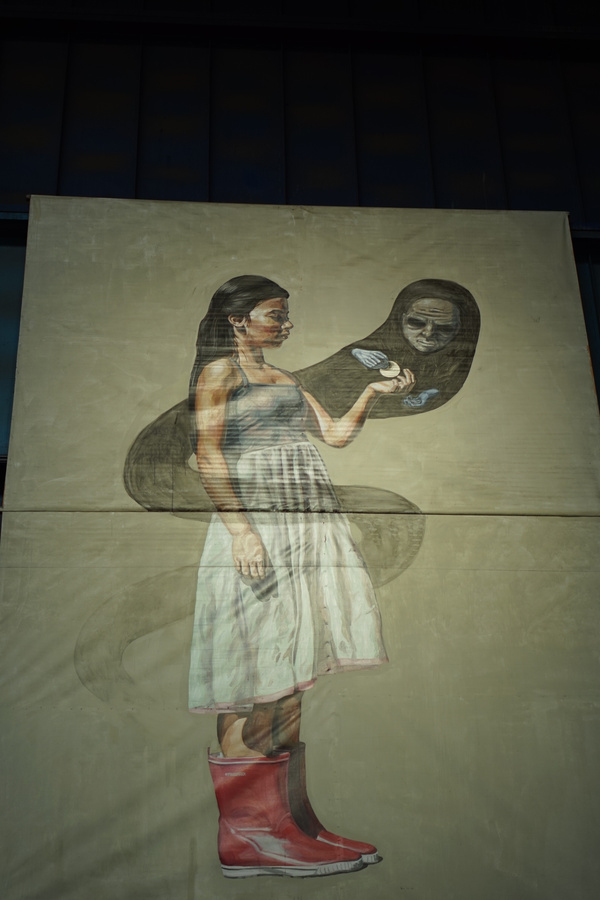 Ausstellungsobjekt Street Art Museum Amsterdam Porträt Mädchen und der tod