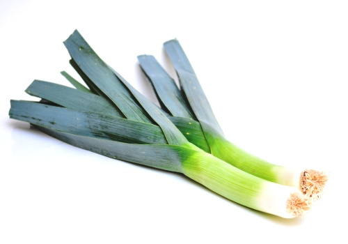 2 Porreestangen auf weißem Grund