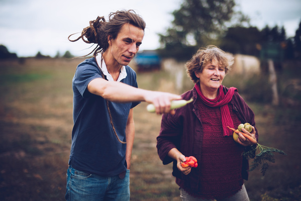 Felix und Martina von unserem Partnerbetrieb Drömlingshof machen Feldbegehung