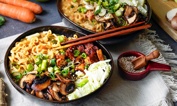 Thai-Ramen mit Pilzen und knusprigem Tofu
