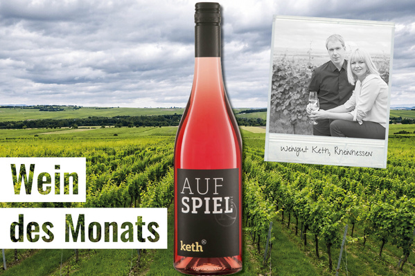 Weinflasche "Auf Spiel" vor Weinbergen. Text: "Wein des Monats" und "Weingut Keth, Rheinhessen"