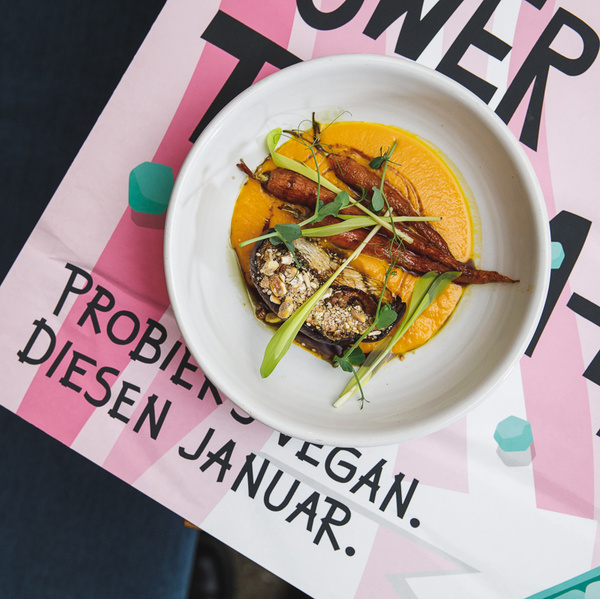 Veganes Gericht auf Poster Veganuary