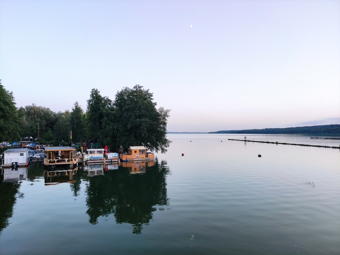 Hausboote am Ufer eines Sees in der Abenddämmerung