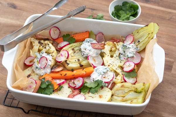 KI generiert: Ofengemüse mit Karotten, Fenchel, Radieschen und Kräuterdip in einer Auflaufform.