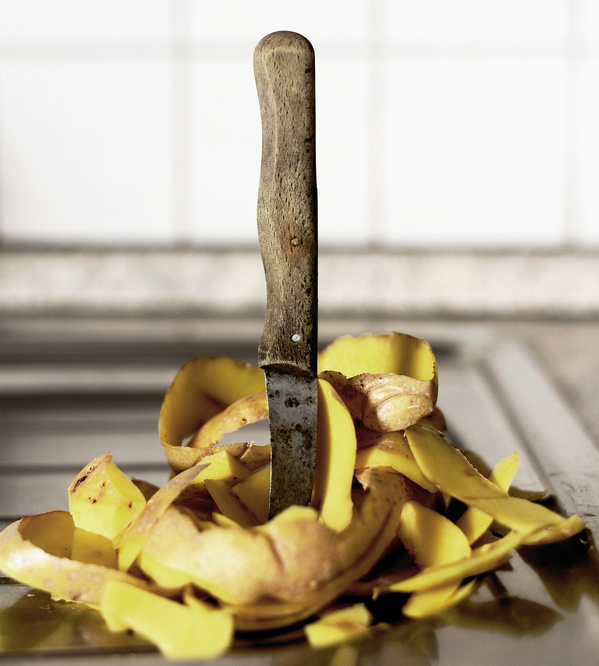Kartoffelschalen mit Schälmesser