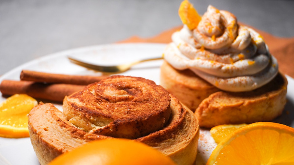 Zimtschnecken mit Orangen-Topping