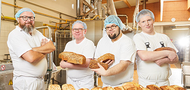 Grünland Bio Lieferant Kiebitzhof Team mit Backwaren