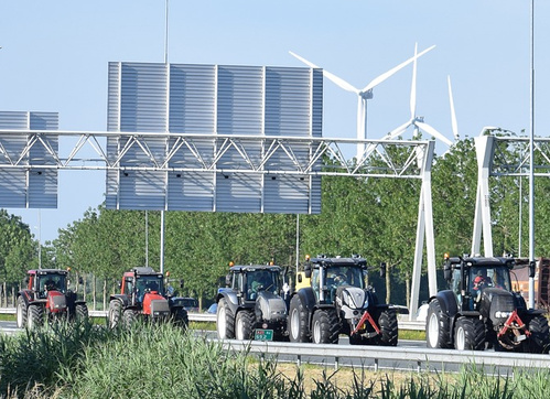 Trecker auf der Autobahn