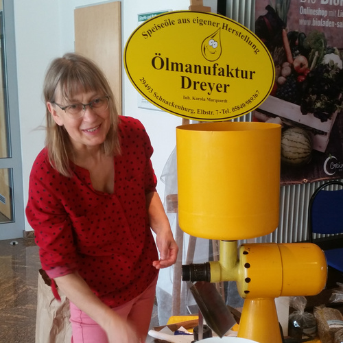 Carola von der Ölmühle Dreyer beim Ölpressen