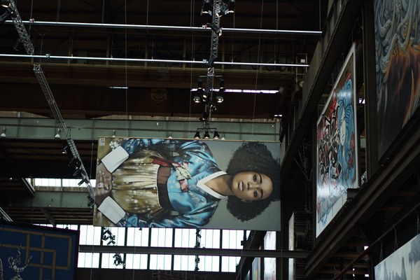 Ausstellungsobjekt Street Art Museum Amsterdam Frauenporträt japanische Kleidung quergehangen