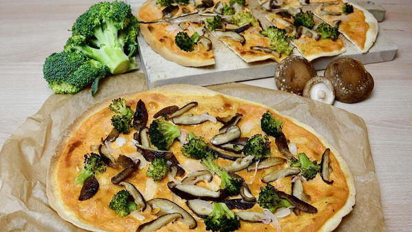 Flammkuchen mit Shiitake und Brokkoli auf Backpapier