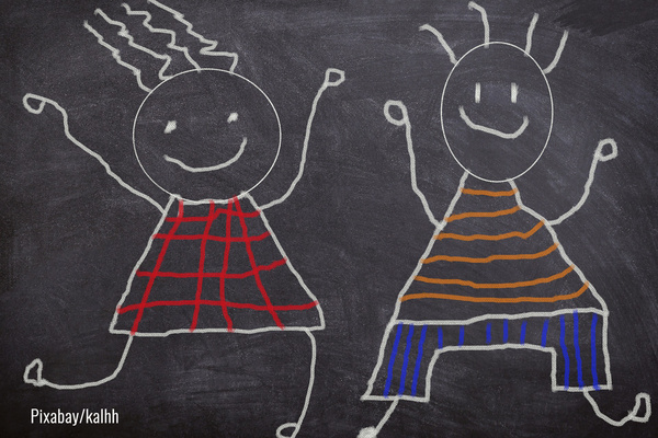 Tafel mit Kreidezeichnung Kinder
