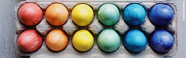Selbstgefärbte bunte Ostereier in Eierpappe