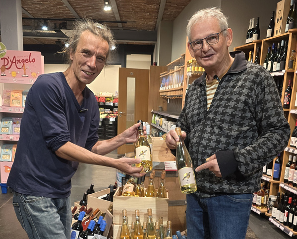 KI generiert: Zwei Personen präsentieren Weinflaschen in einem Laden.