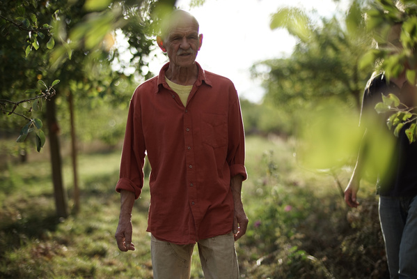 Günther vom Hof Lachapfel inmitten seiner Obstbäume