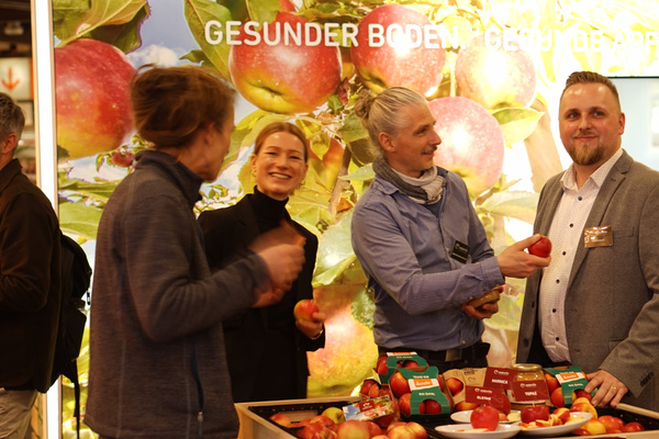 Felix trifft das Augustin-Team am Messestand