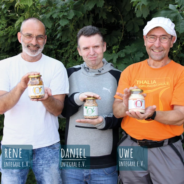 Grünland Bio Lieferant Unverpackt für Alle Team mit Produktglas