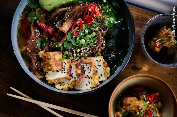 Asiatische Suppe mit Gemüsen und Tofuscheiben