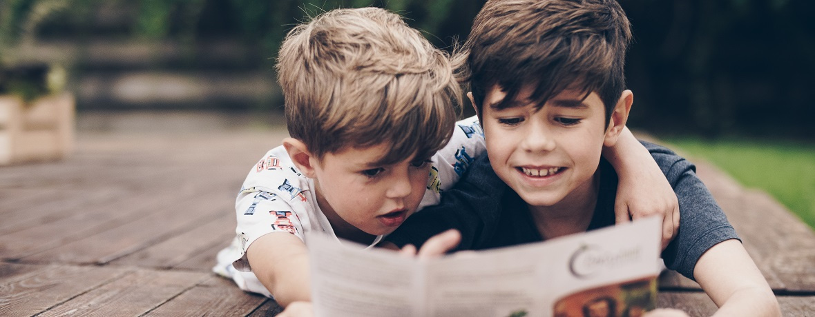 Grünland Kinder lesen Flyer Freunde werben