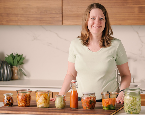 Köchin Parvin Razavi schneidet eine Aubergine in Scheiben