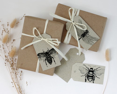 KI generiert: Geschenkverpackungen mit braunem Papier, dekoriert mit Etiketten, die Bienenzeichnungen zeigen.