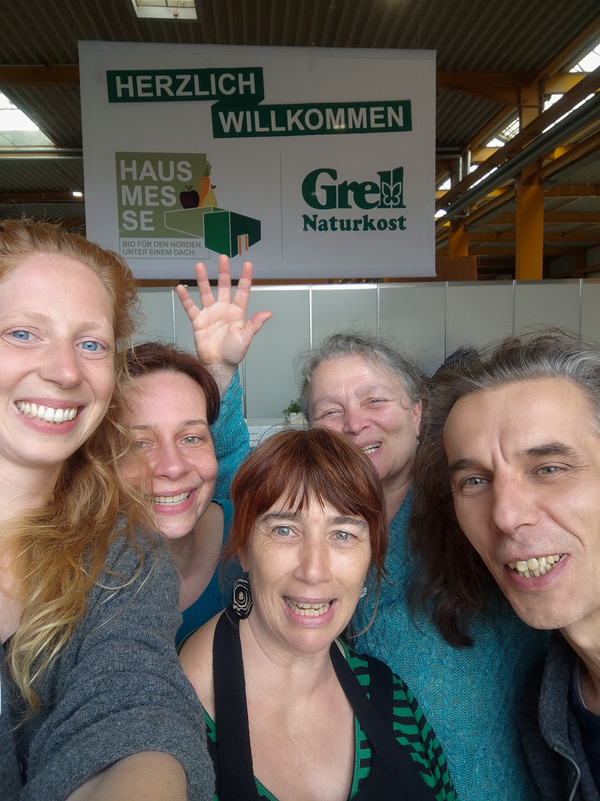 Grünlandteam-Gruppenbild am Messeeingang der Grell Hausmesse
